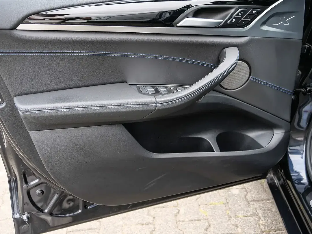 BMW iX3 - Thumbnail 27