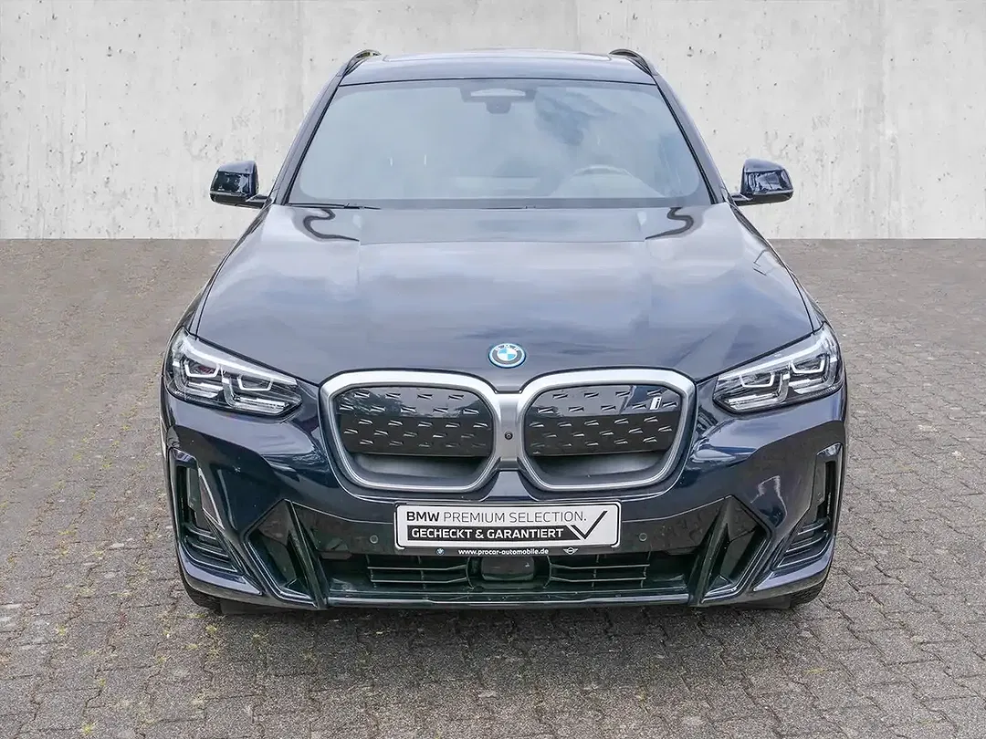 BMW iX3 - Thumbnail 3