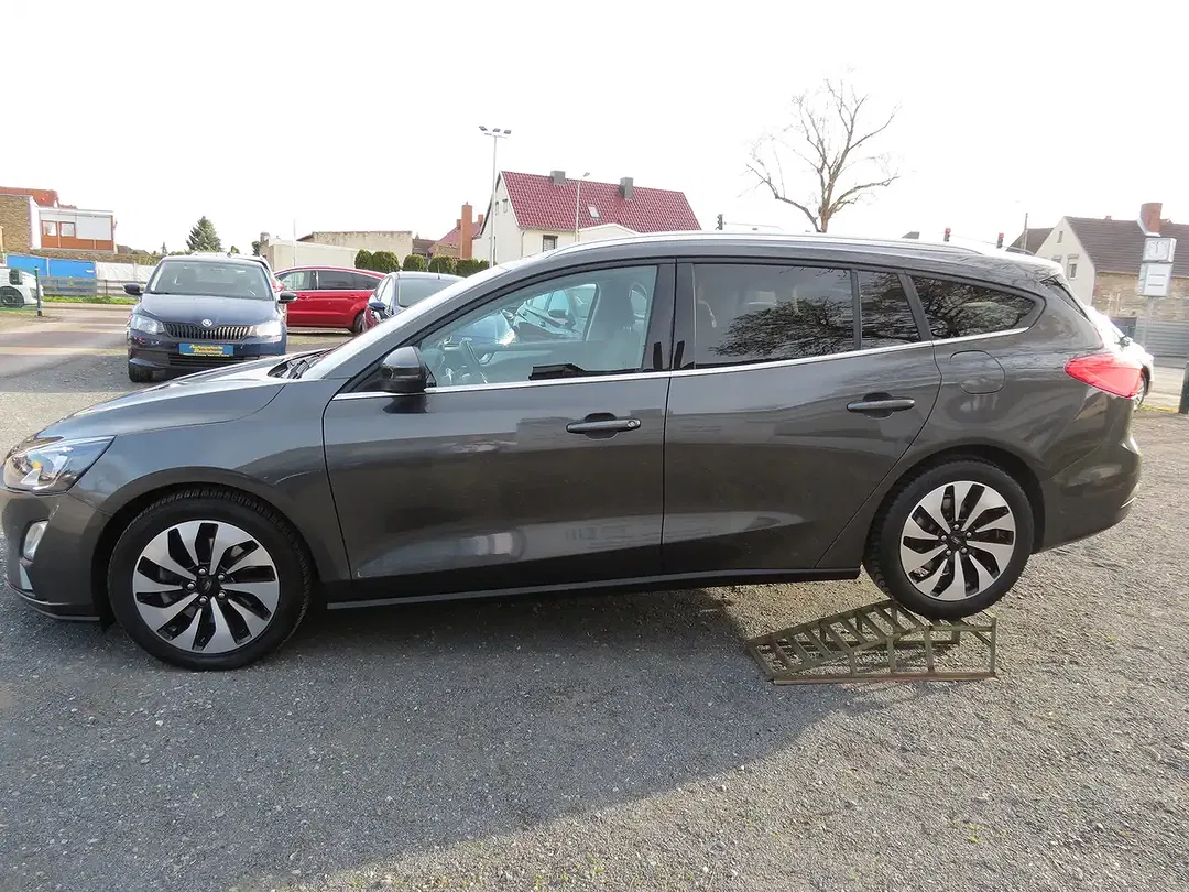 Ford Focus - Thumbnail 4