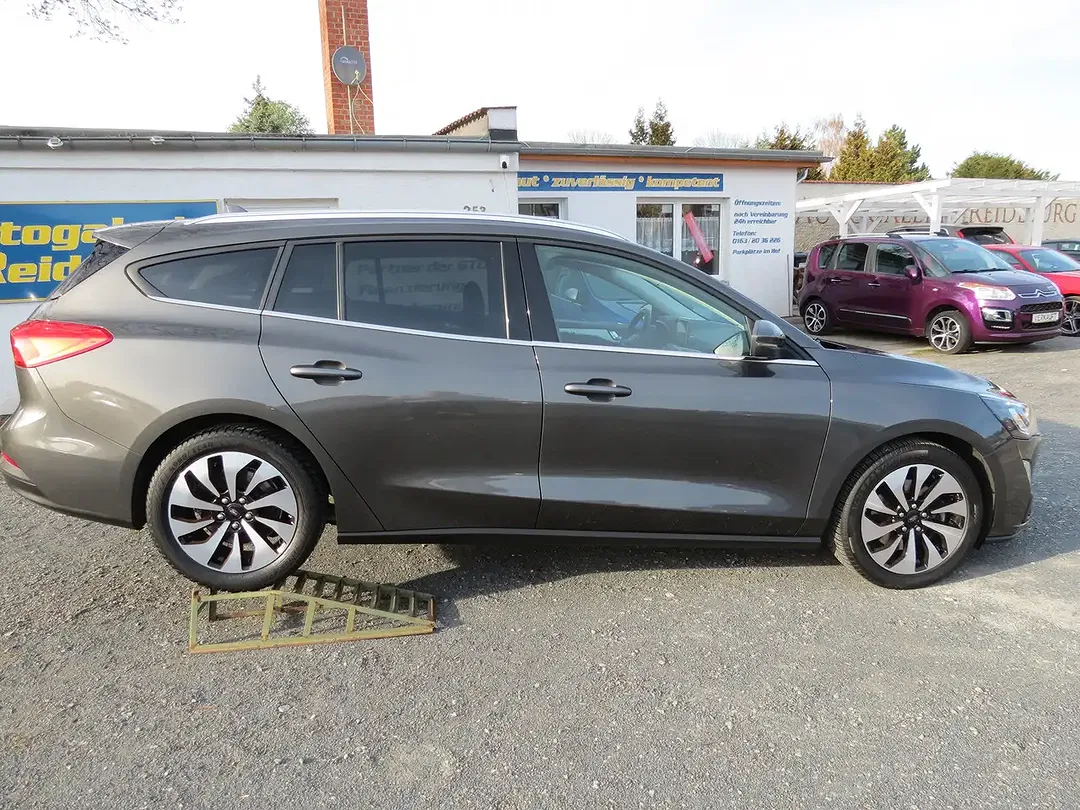 Ford Focus - Thumbnail 8