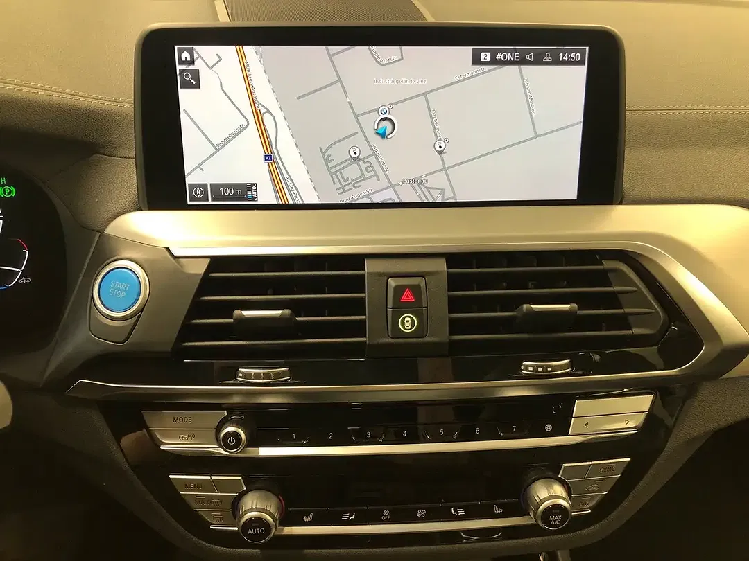BMW iX3 - Thumbnail 3