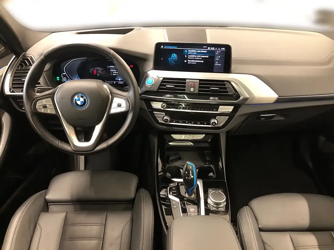 BMW iX3 - Thumbnail 5
