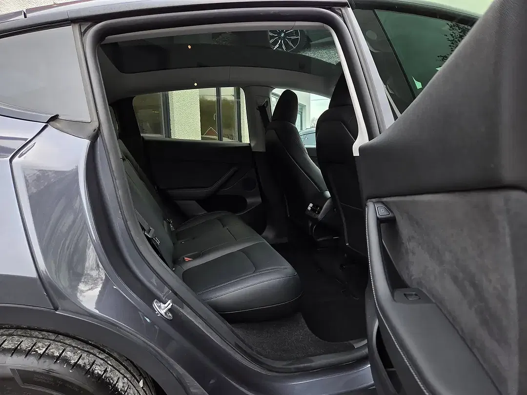 Tesla Model Y - Thumbnail 10