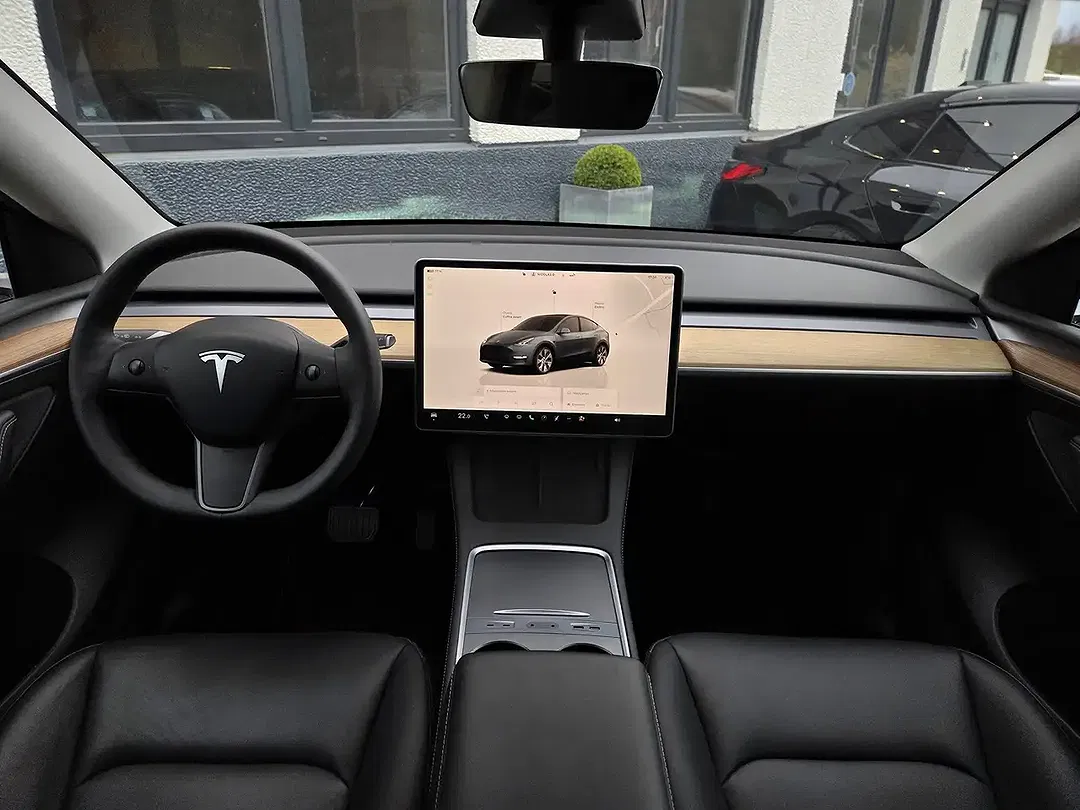 Tesla Model Y - Thumbnail 11