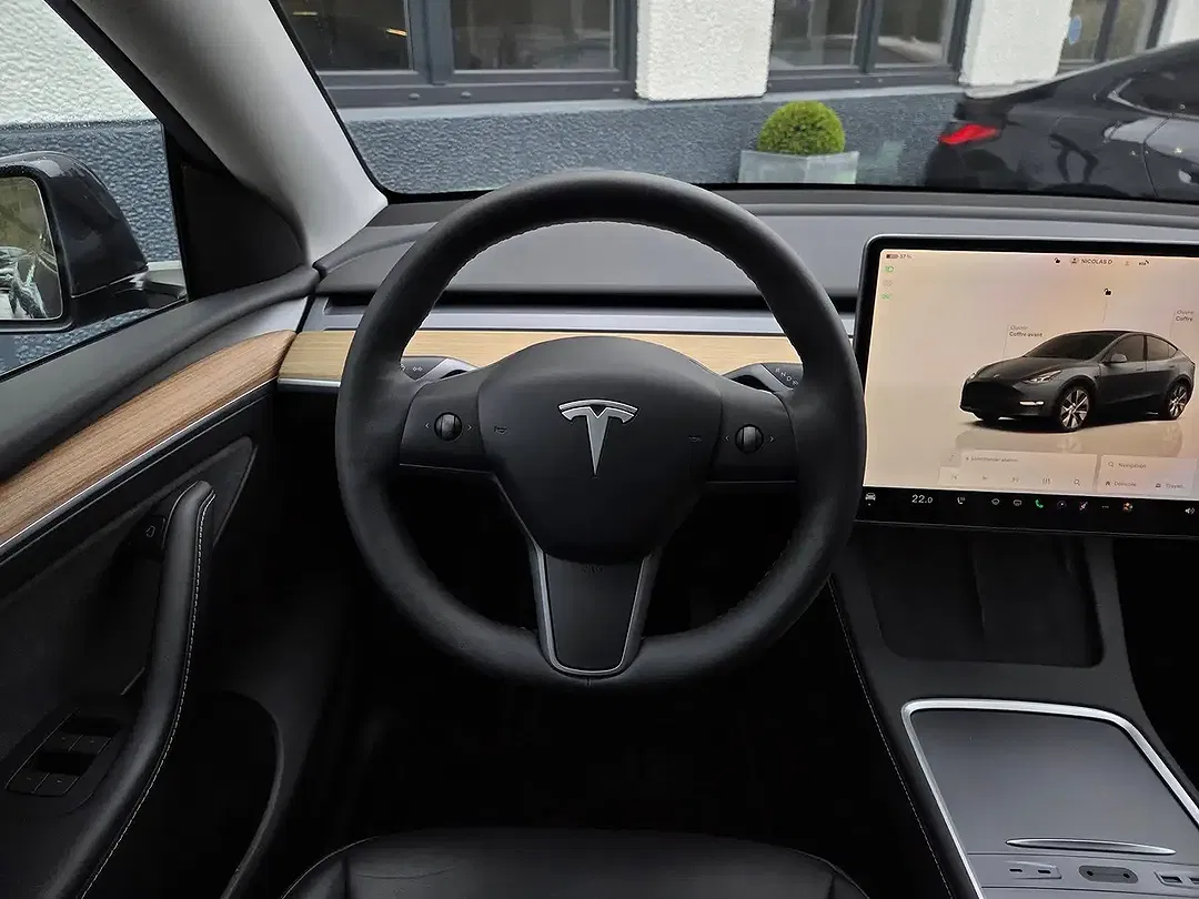 Tesla Model Y - Thumbnail 12