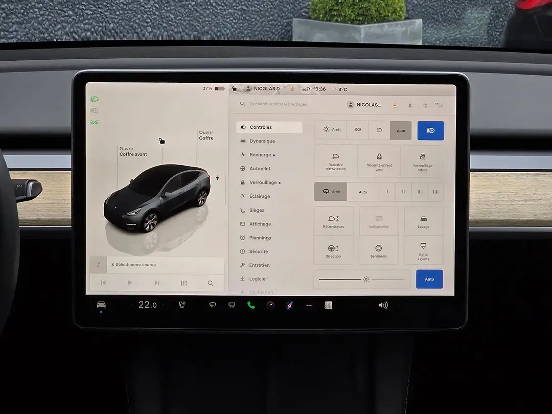 Tesla Model Y - Thumbnail 13