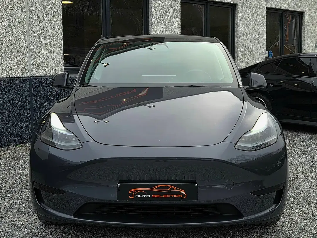 Tesla Model Y - Thumbnail 3