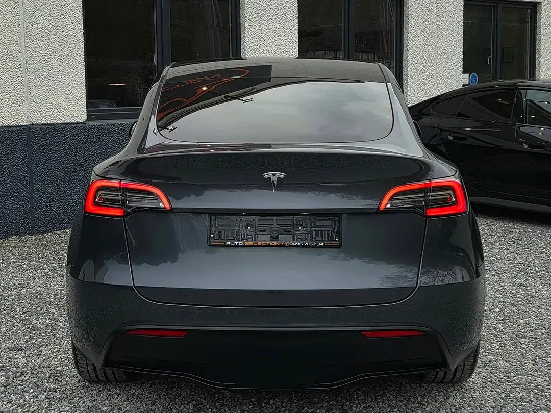 Tesla Model Y - Thumbnail 4
