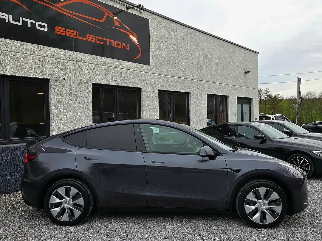 Tesla Model Y - Thumbnail 5