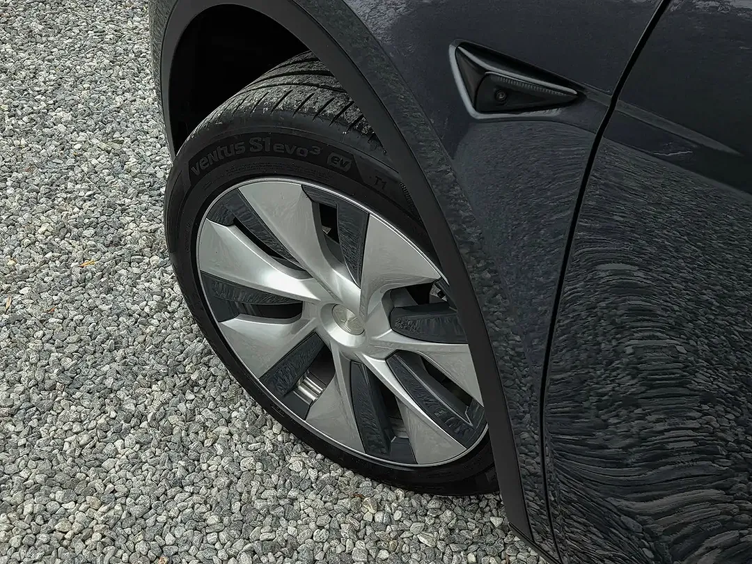 Tesla Model Y - Thumbnail 6