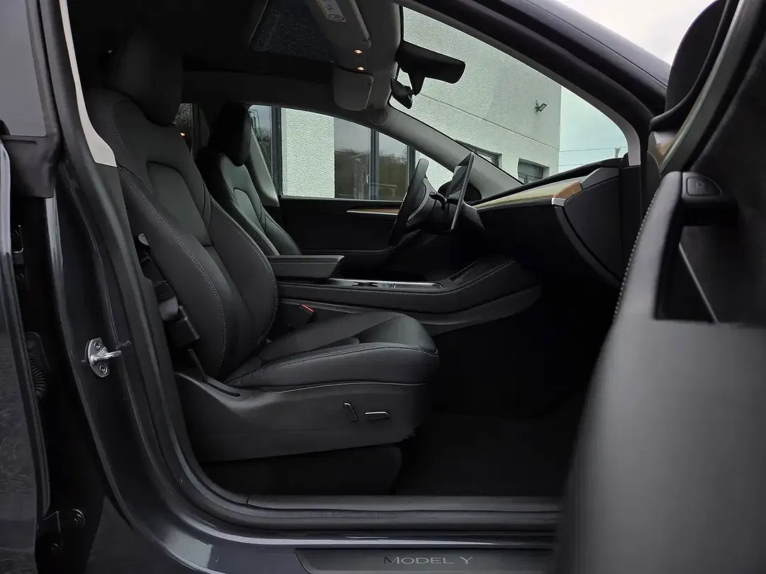 Tesla Model Y - Thumbnail 8