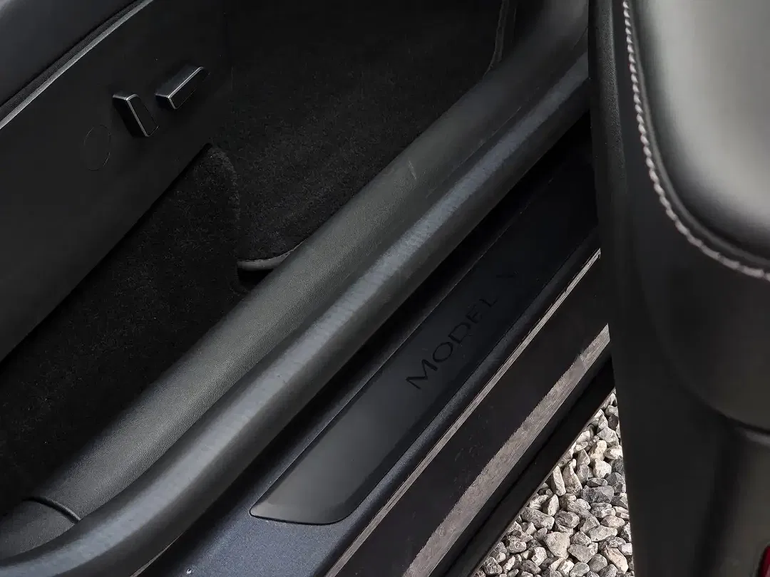 Tesla Model Y - Thumbnail 9