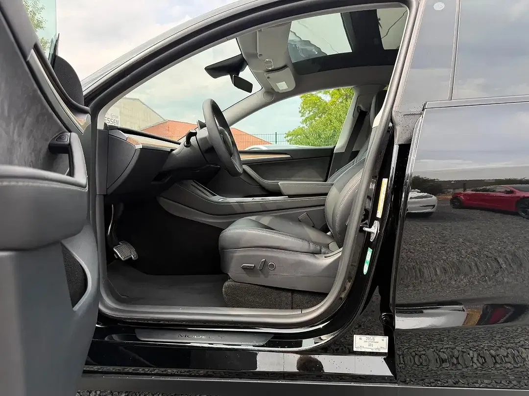 Tesla Model Y RWD - Thumbnail 13