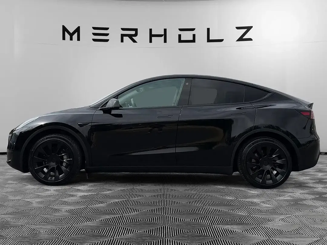 Tesla Model Y RWD - Thumbnail 4