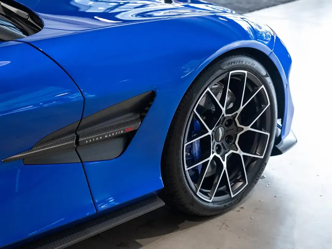 Aston Martin Vanquish Volante - Thumbnail 10