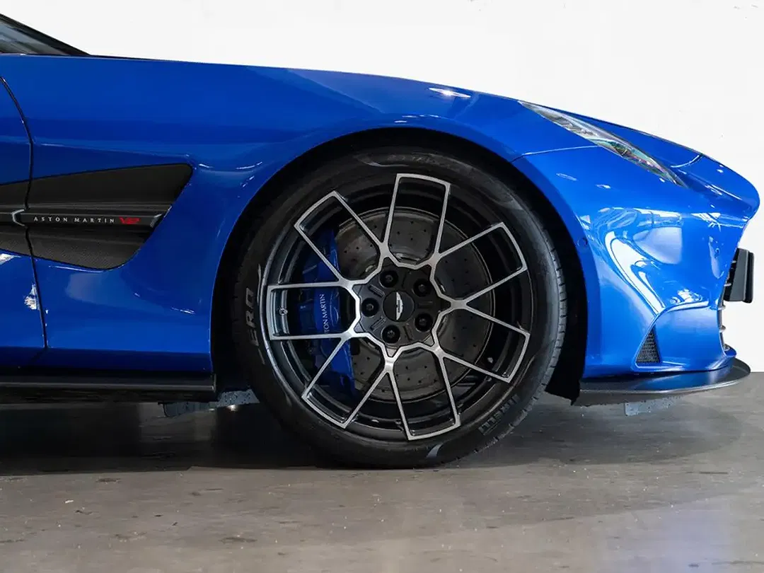Aston Martin Vanquish Volante - Thumbnail 5