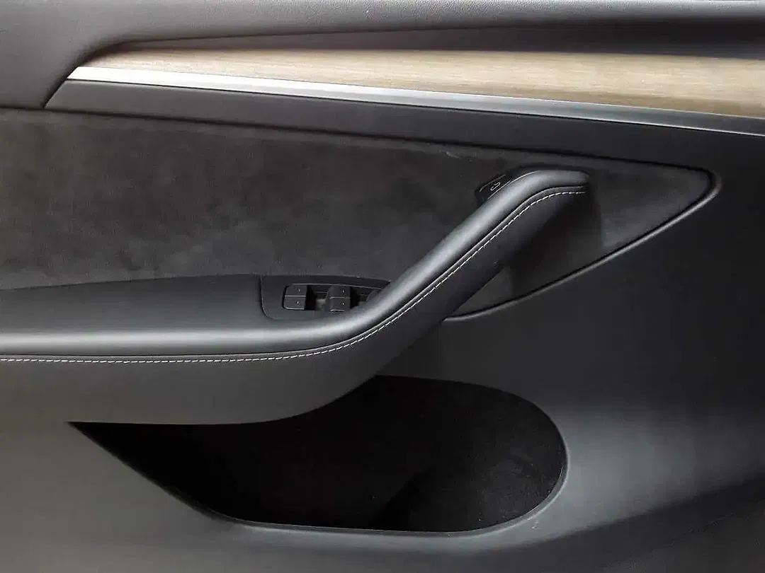 Tesla Model Y RWD - Thumbnail 4