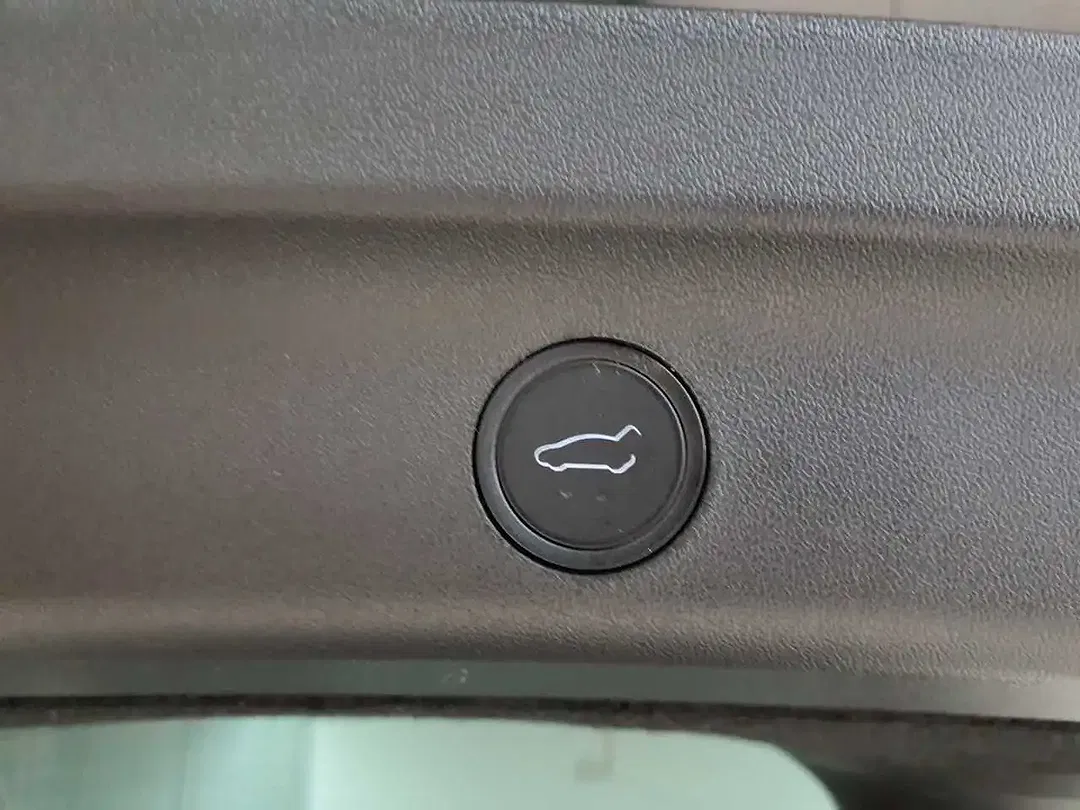 Tesla Model Y AWD Dual Motor Long Range - Thumbnail 11