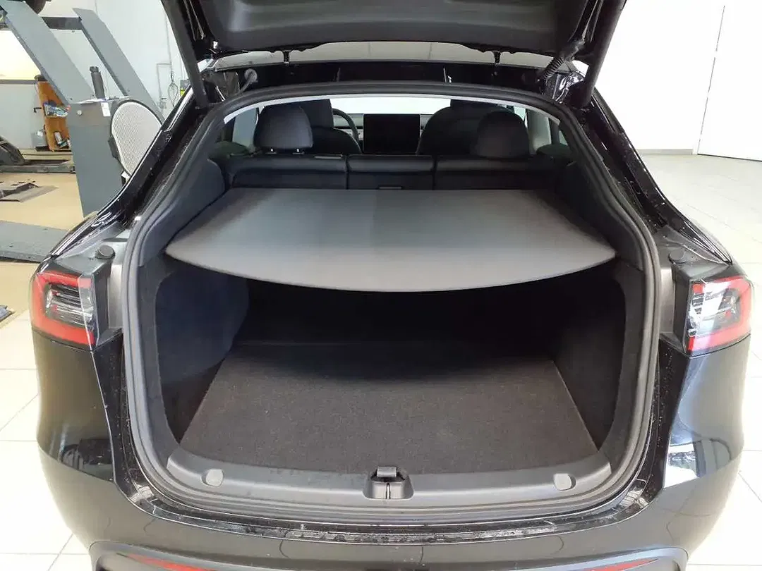 Tesla Model Y AWD Dual Motor Long Range - Thumbnail 9