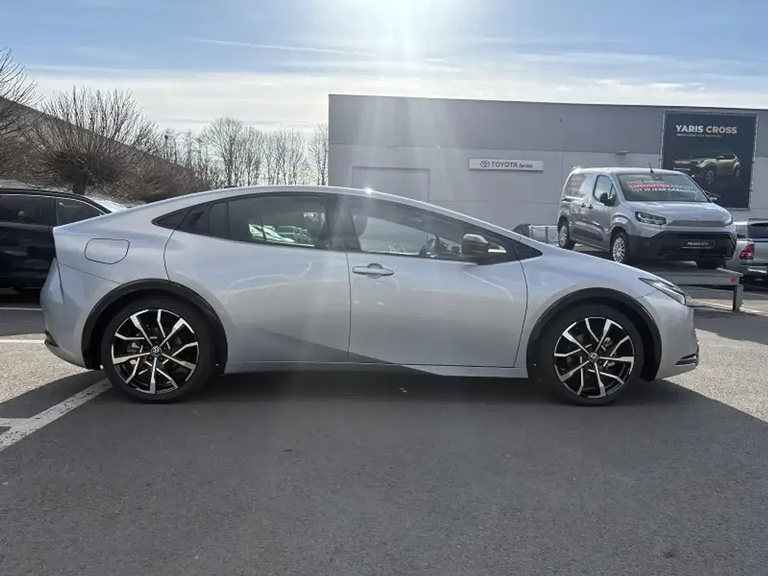 Toyota Prius Premium Plus - Thumbnail 3