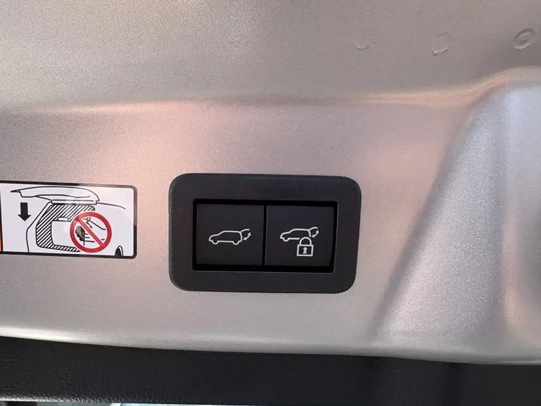 Toyota Prius Premium Plus - Thumbnail 9