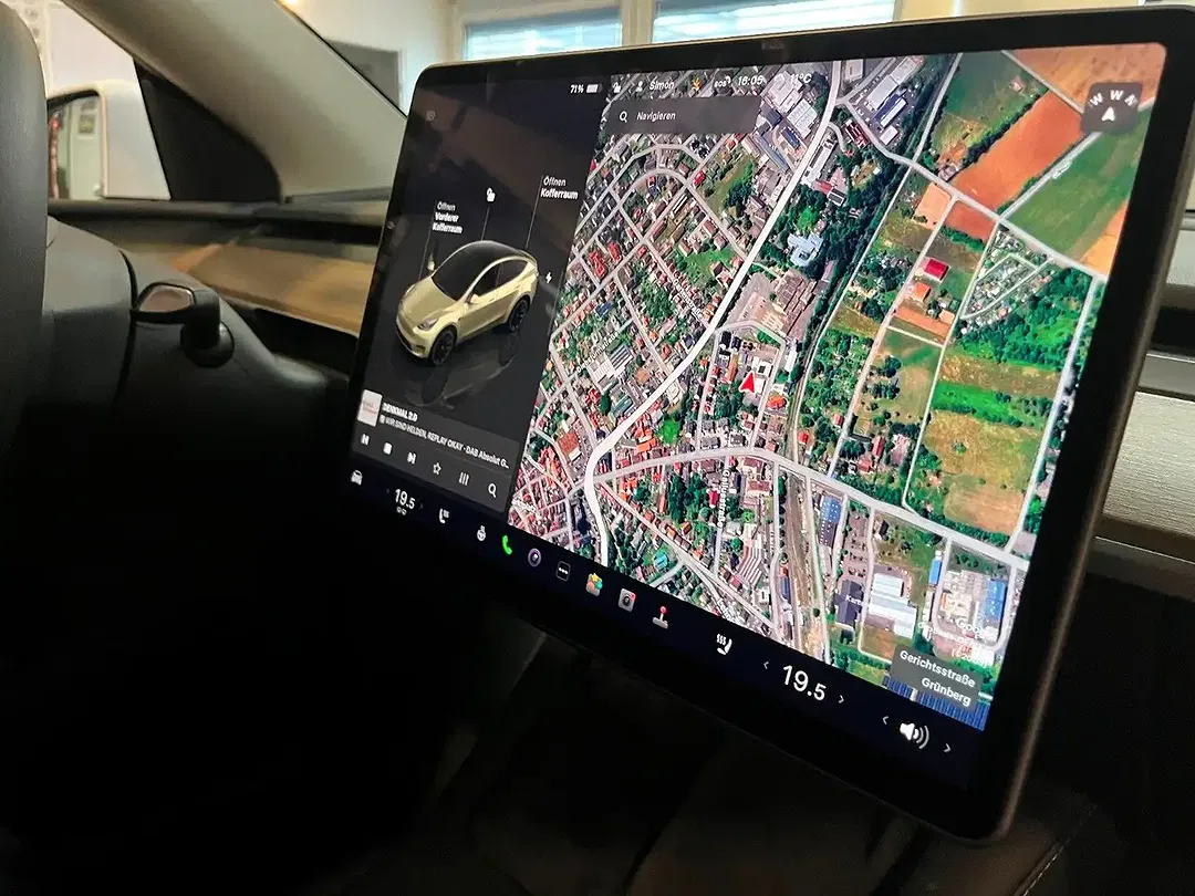 Tesla Model Y AWD - Thumbnail 10