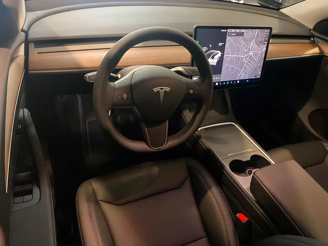 Tesla Model Y AWD - Thumbnail 3