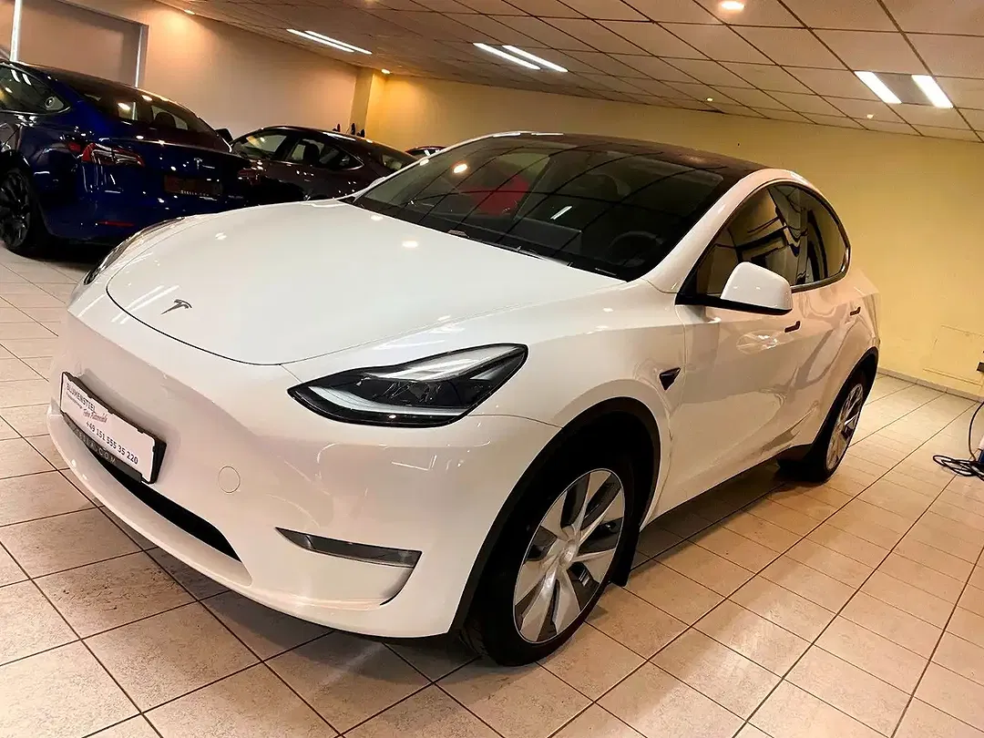 Tesla Model Y AWD - Thumbnail 4