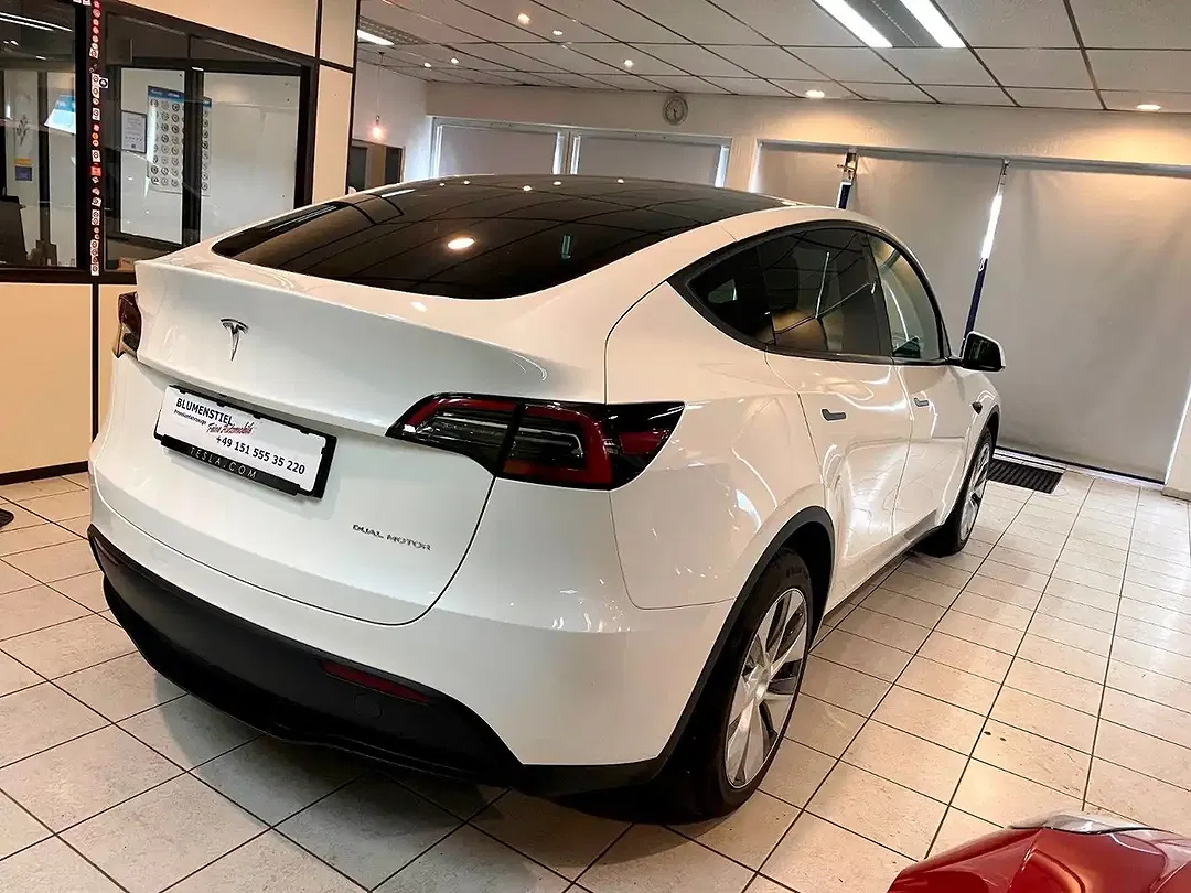 Tesla Model Y AWD - Thumbnail 5