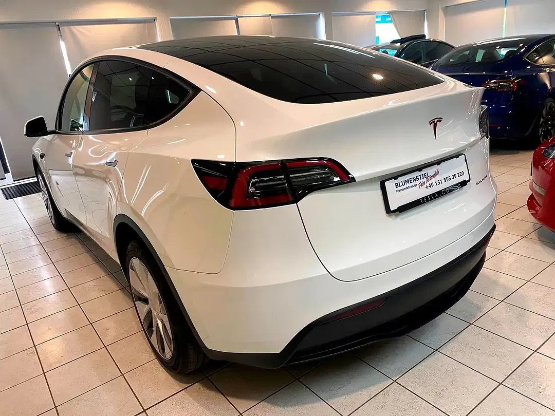 Tesla Model Y AWD - Thumbnail 6