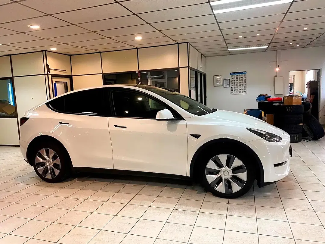 Tesla Model Y AWD - Thumbnail 7