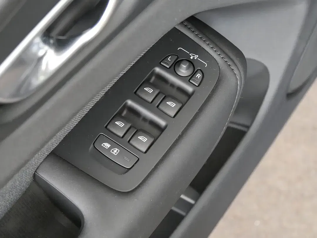 Volvo XC60 B5 Plus Black Edition - Thumbnail 14