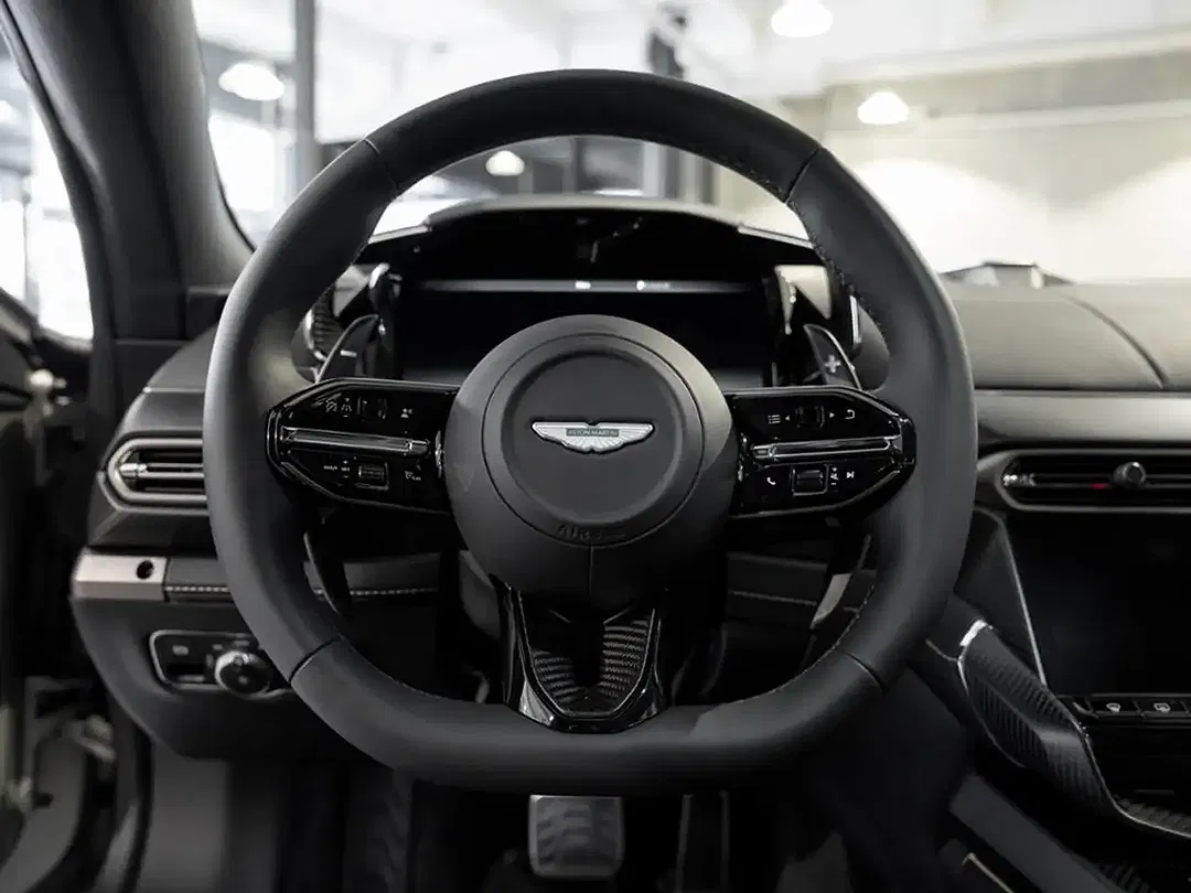 Aston Martin Vanquish Coupe - Thumbnail 11