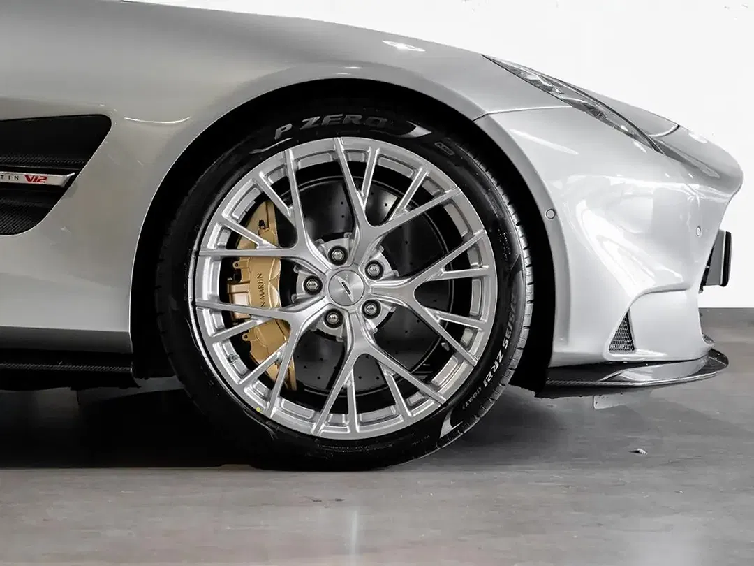 Aston Martin Vanquish Coupe - Thumbnail 4
