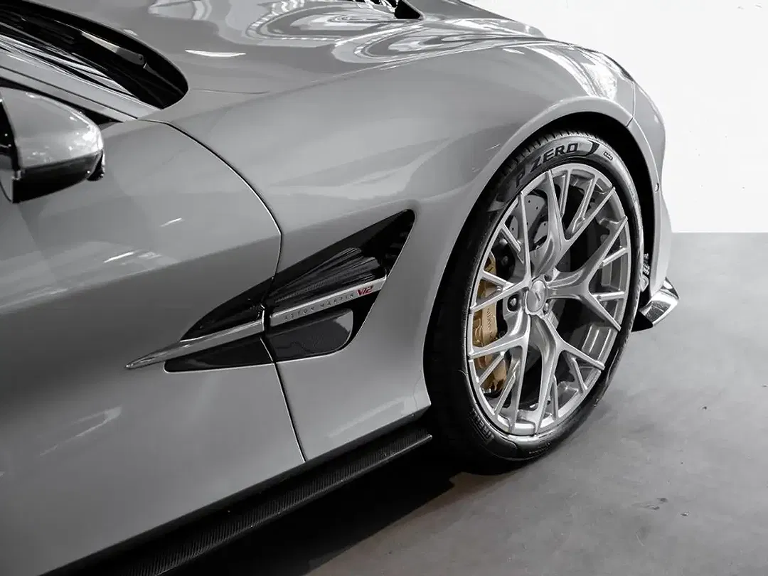 Aston Martin Vanquish Coupe - Thumbnail 9