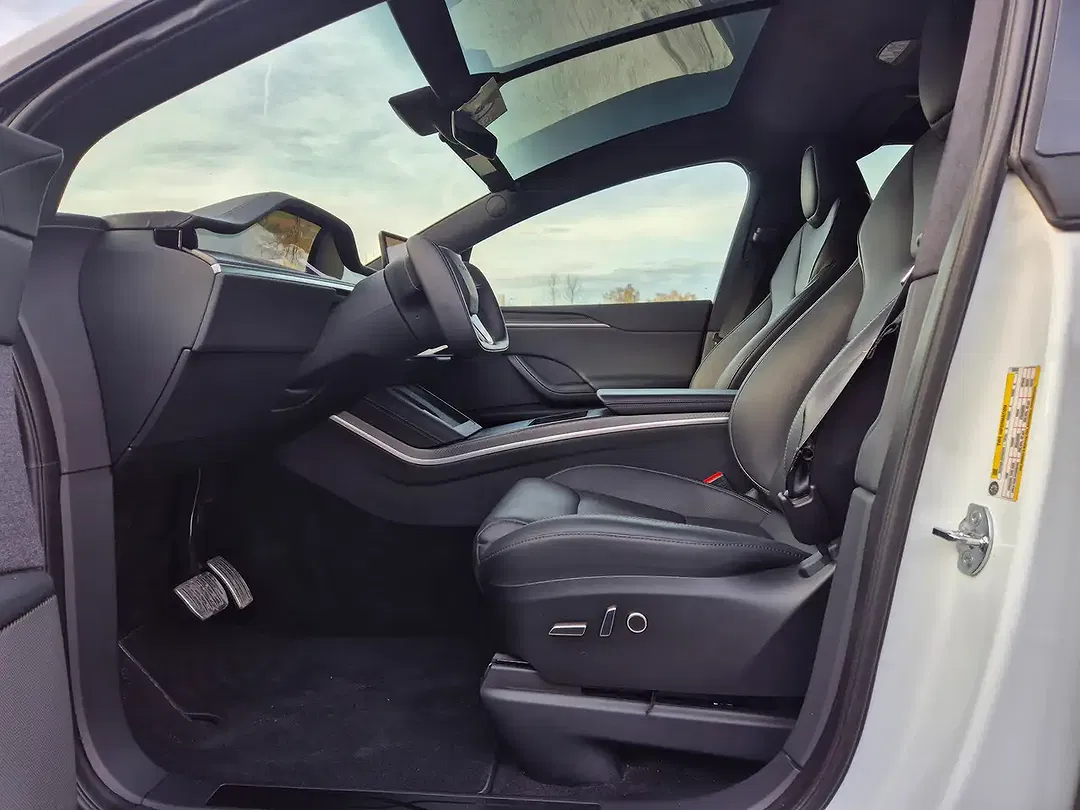 Tesla Model X Plaid - Thumbnail 10