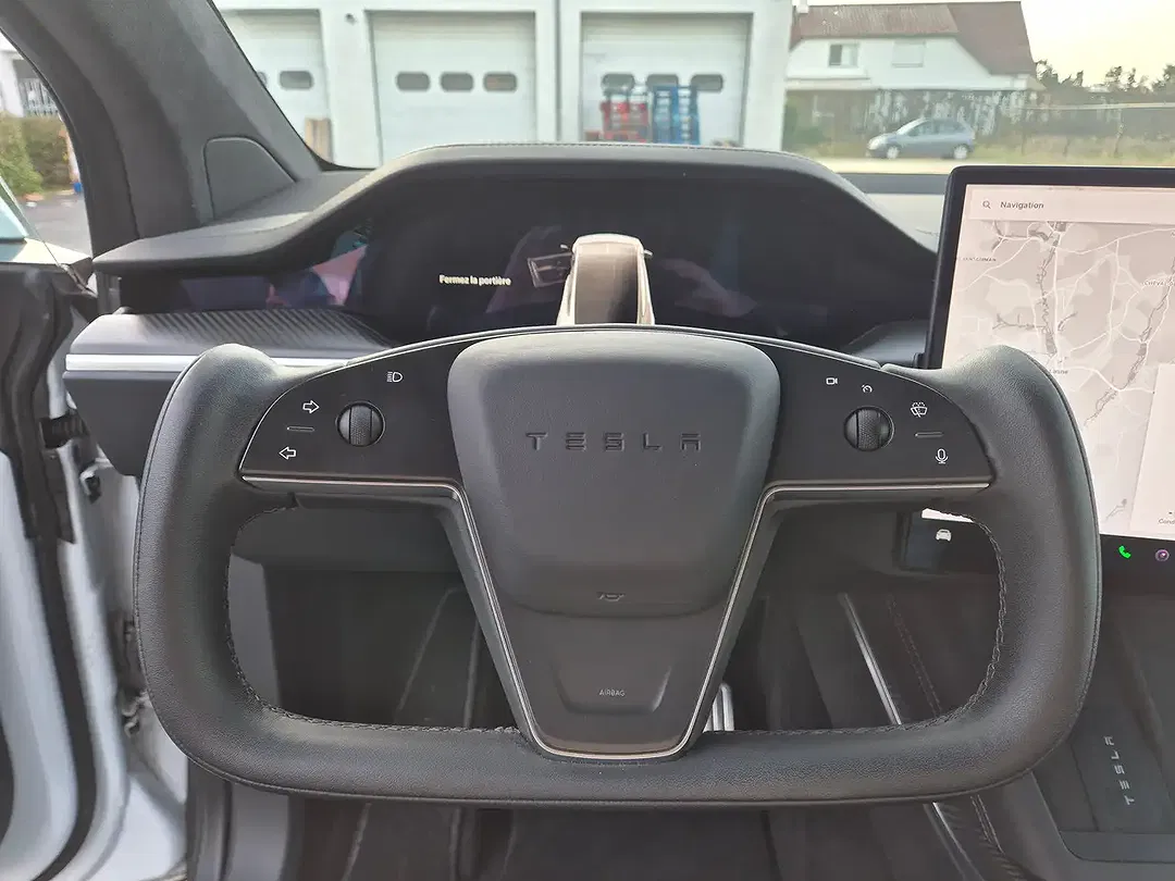 Tesla Model X Plaid - Thumbnail 11