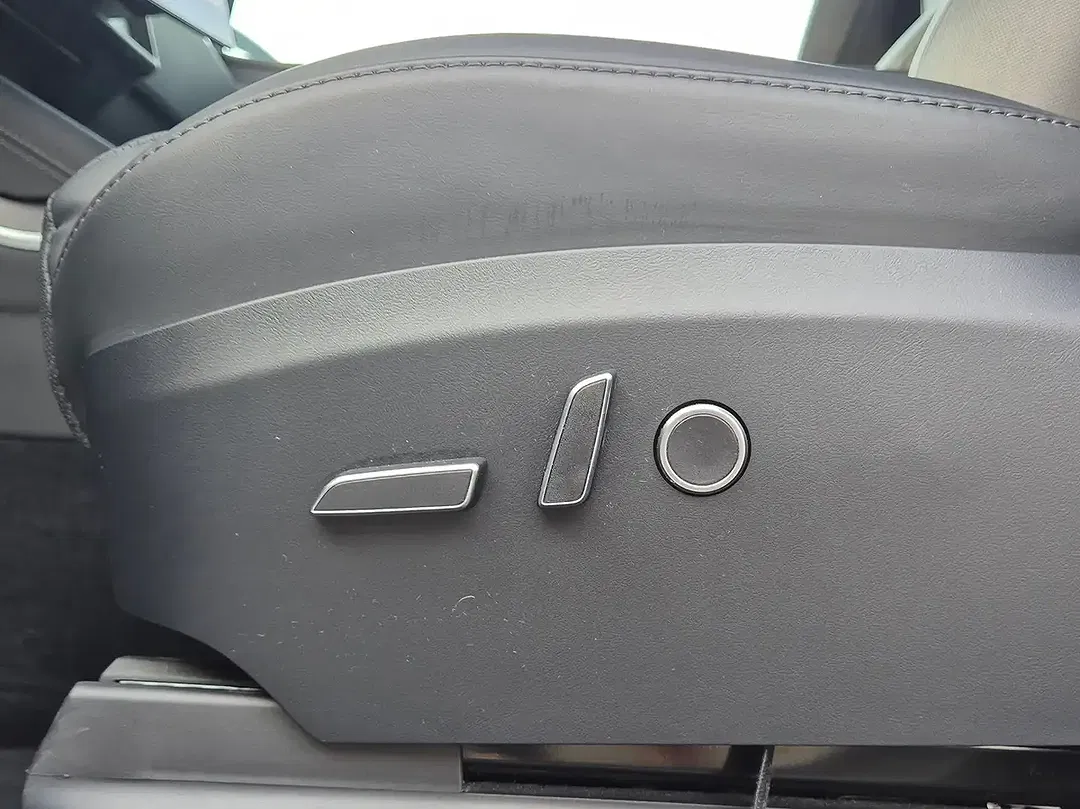 Tesla Model X Plaid - Thumbnail 9