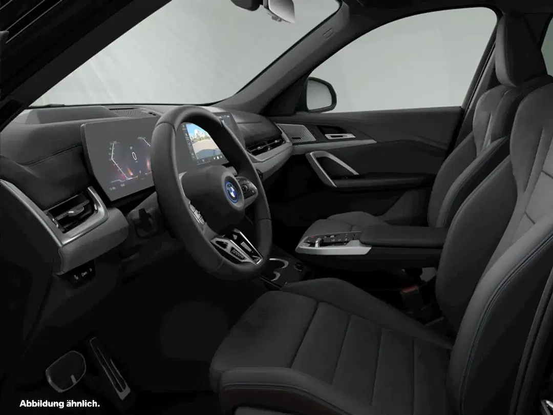 BMW iX1 xDrive M - Thumbnail 3