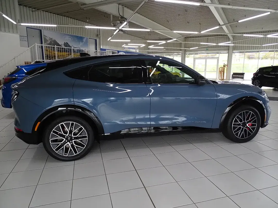 Ford Mustang Mach-E 4x4 Premium - foto 2