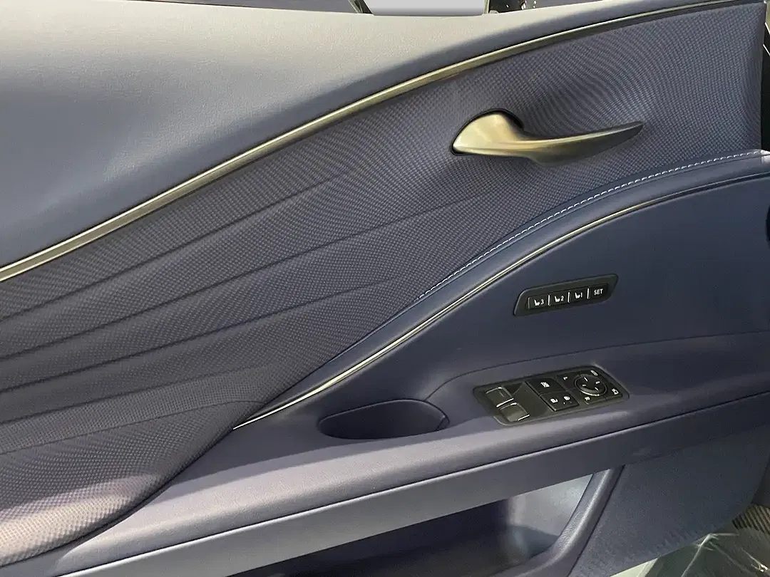 Lexus LC 500 Ultimate Edition - Thumbnail 11