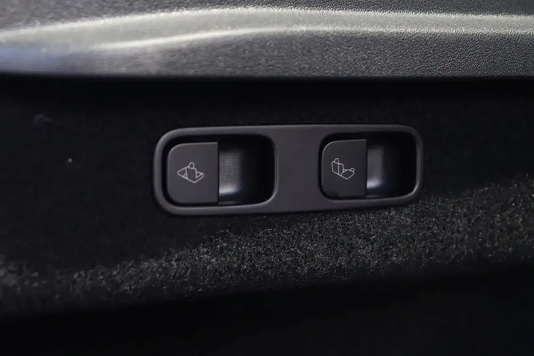 Tesla Model Y AWD Dual Motor Long Range - Thumbnail 10
