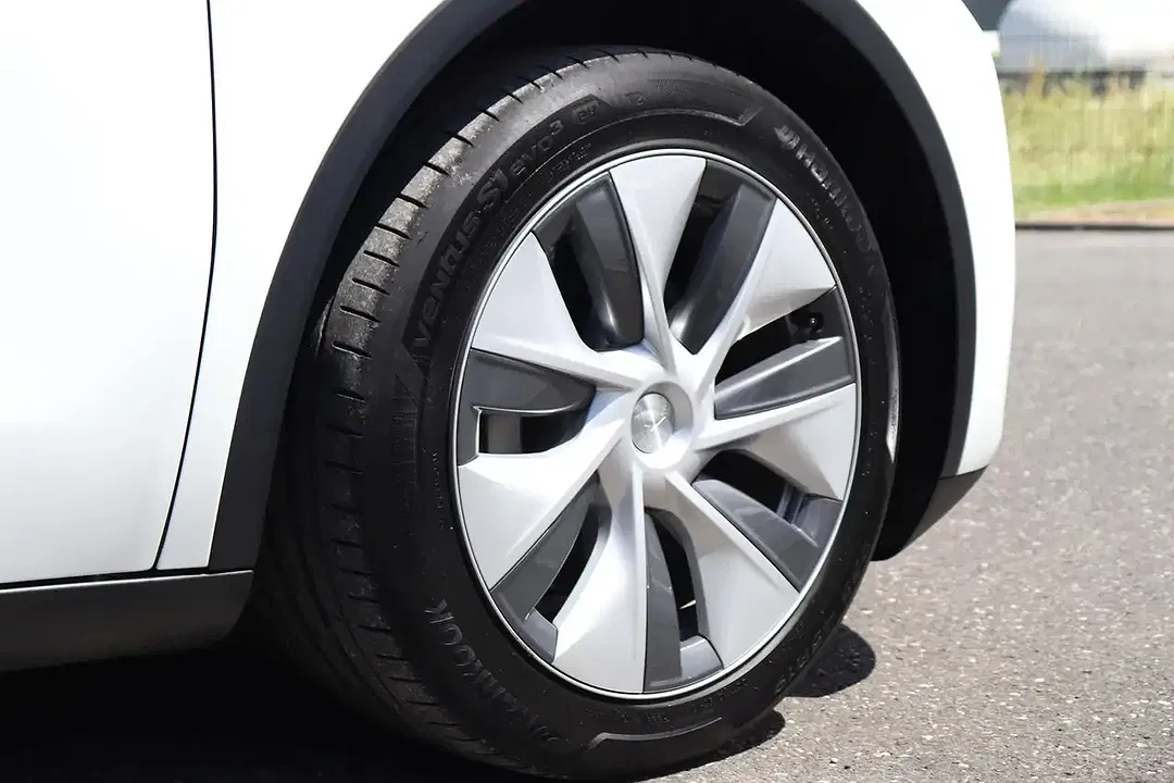 Tesla Model Y AWD Dual Motor Long Range - Thumbnail 13