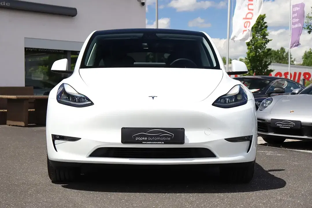Tesla Model Y AWD Dual Motor Long Range - Thumbnail 3