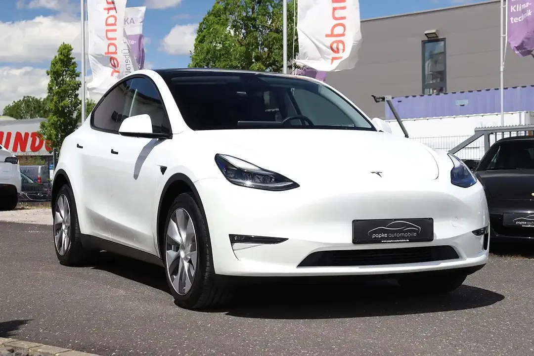Tesla Model Y AWD Dual Motor Long Range - Thumbnail 4