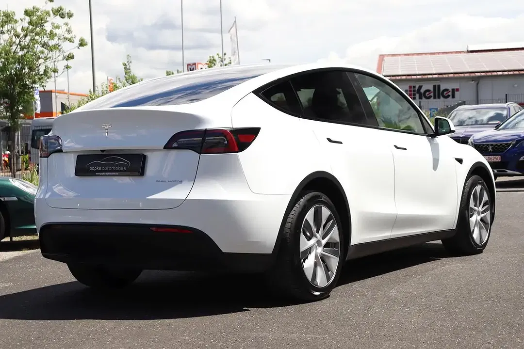 Tesla Model Y AWD Dual Motor Long Range - Thumbnail 5