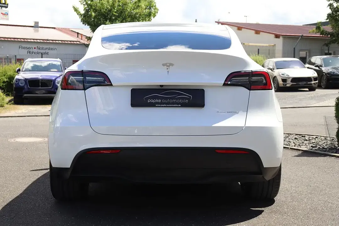 Tesla Model Y AWD Dual Motor Long Range - Thumbnail 6