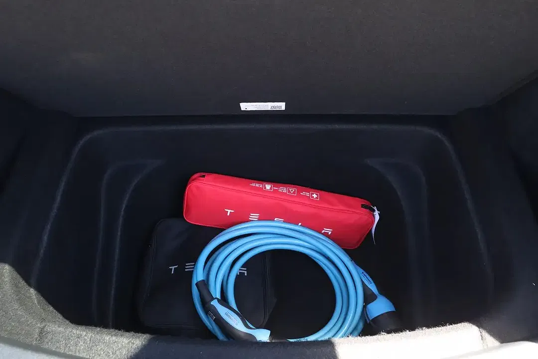 Tesla Model Y AWD Dual Motor Long Range - Thumbnail 9