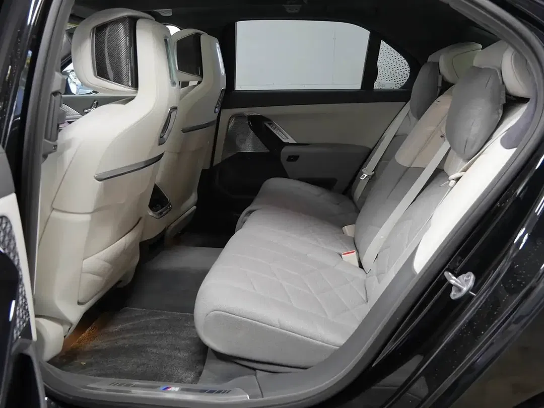 BMW i7 xDrive M Sport - Thumbnail 15