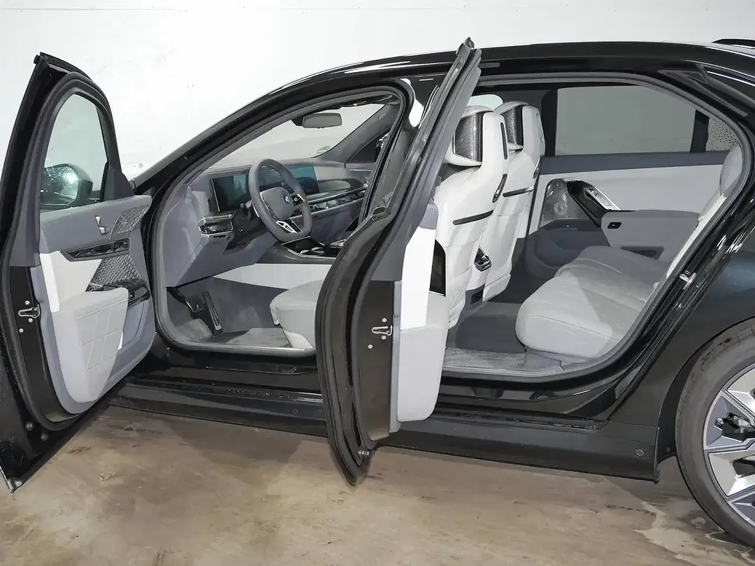 BMW i7 xDrive M Sport - Thumbnail 3
